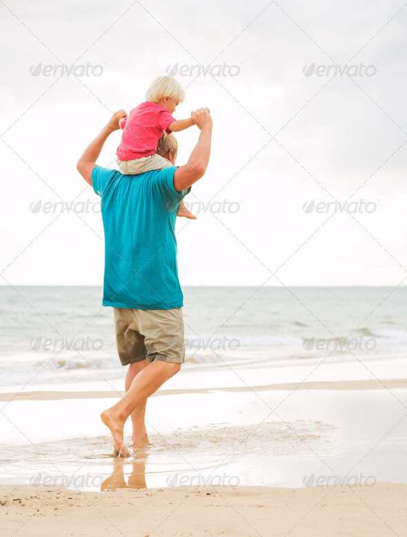 海辺を歩く親子
