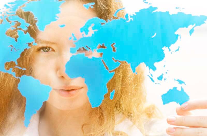 世界地図を見つめる若い女性