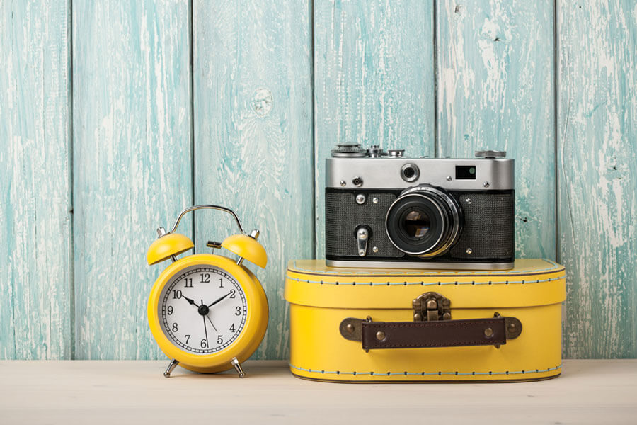 カメラとスーツケースと時計