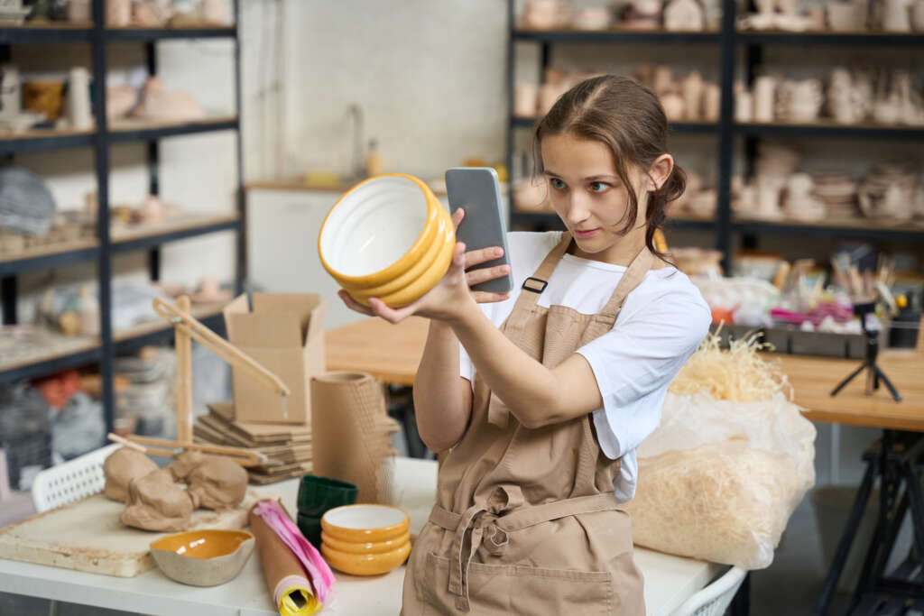 商品写真を撮る女性